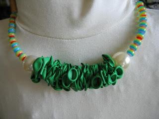 Collane e palloncini riciclati