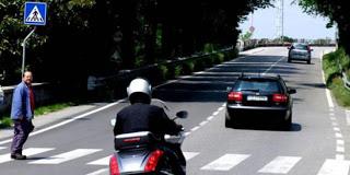 Il motociclista non mantiene la distanza di sicurezza e investe un pedone? E’ responsabile per omicidio colposo