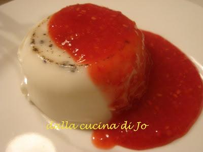 Panna cotta al pepe, coulis di lamponi e fragole