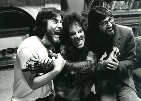 John Landis, Rick Baker e David Naughton sul set