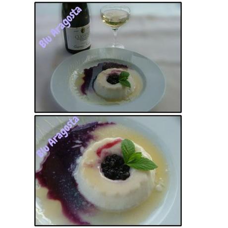 Budino al cocco con salsa di mirtilli