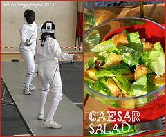 LA MIA CAESAR SALAD CON CROSTINI DI PANE NERO AROMATIZZATI E SALSA ALL'AVOCADO