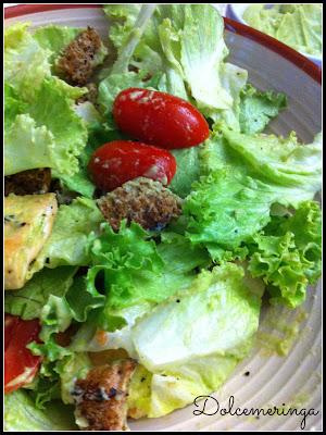 LA MIA CAESAR SALAD CON CROSTINI DI PANE NERO AROMATIZZATI E SALSA ALL'AVOCADO