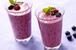 Con l'estate si beve lo smoothie, il quasi frullato che fa tendenza