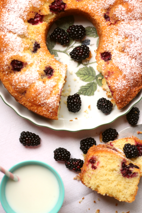 Ciambellone di more e limone per iniziare bene la giornata