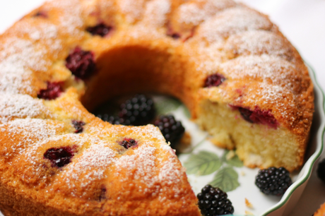 Ciambellone di more e limone per una gustosa colazione