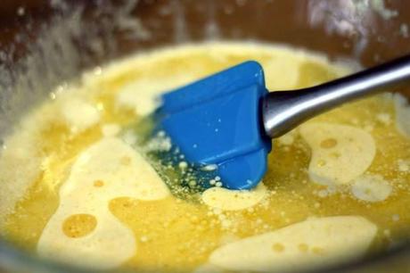 Impasto per preparare il Ciambellone di more e limone