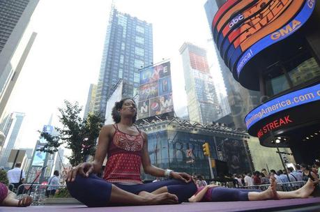 Solstizio, yoga a Times Square