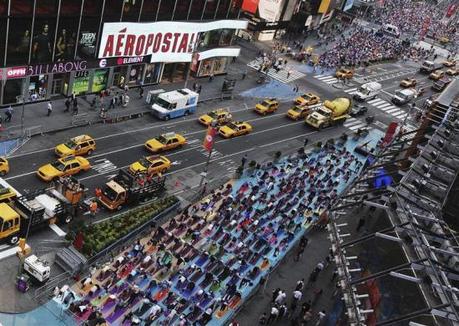 Solstizio, yoga a Times Square