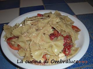 Insalata calda di farfalle con peperoni e noci