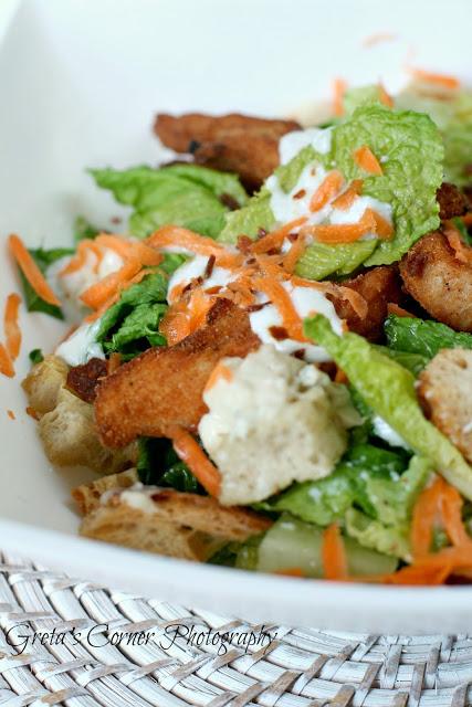 Buffalo Chicken Tenders Caesar Salad per l'MTC di giugno