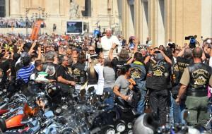 Papa Francesco benedice le moto Harley-Davidson