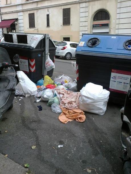 Pagare 400 euro all'anno di tasse all'Ama e vivere in un quartiere che affonda nella munnezza