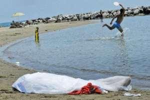 CADAVERE IN SPIAGGIA LITORALE LAZIO, INDIFFERENZA BAGNANTI