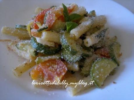 pasta,pomodori,zucchine,pane,grattugiato