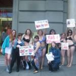 San Francisco, sit-in in intimo con i corpi veri contro Victoria' Secret 07