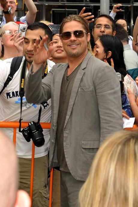 Brad Pitt a Times Square registra Good Morning America 04