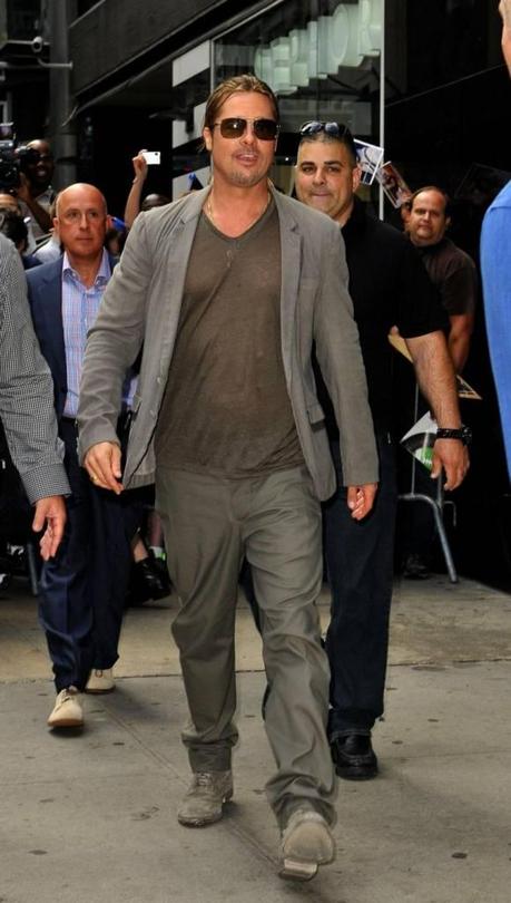 Brad Pitt a Times Square registra Good Morning America 01