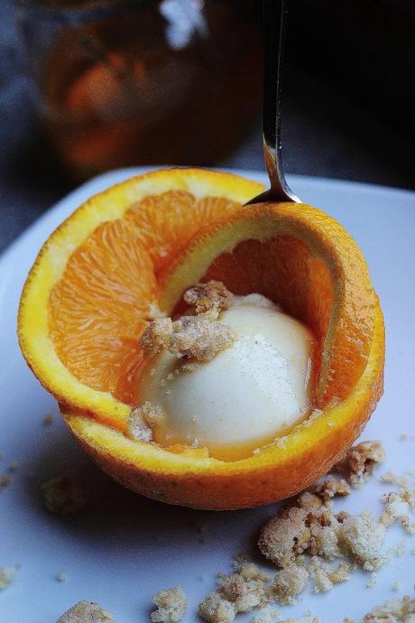 Bavarese con crumble alle nocciole e caramello aromatizzato all'arancia. Avocado pudding  with crumble  and caramel flavored with orange.