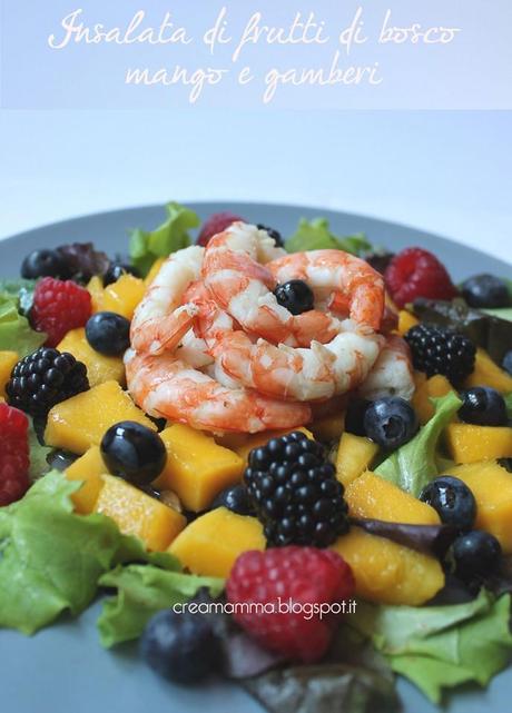 Insalata di frutti di bosco, mango e gamberi