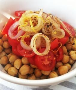 Hummus in insalata: ceci aromatizzati, cipollotto grigliato e pomodori
