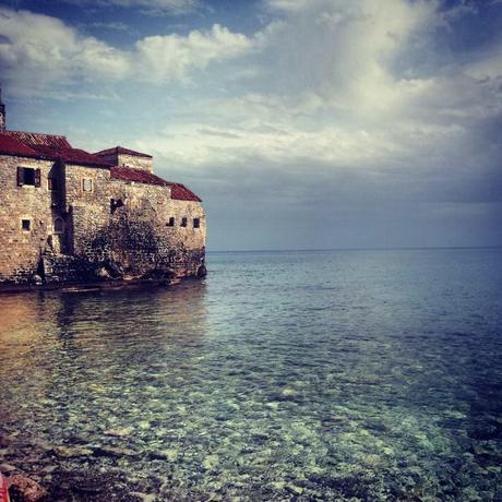 Un caffè sulla spiaggia a Budva