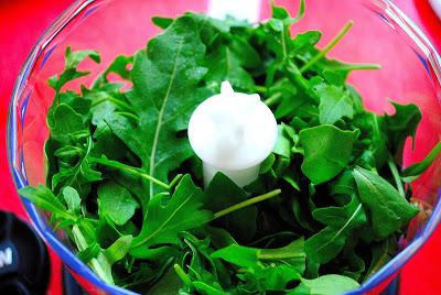 Calamarata con platessa e datterini confit su letto di pesto di rucola