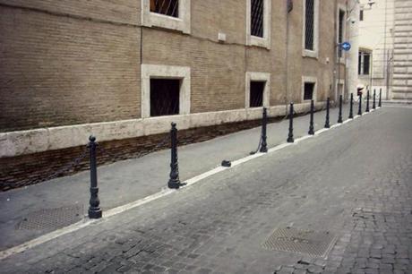 VIA DEL COLLEGIO ROMANO, DA STRADA CIVILE QUAL ERA DIVENTATA, TORNA DI NUOVO AD ESSERE TERRA DI NESSUNO!