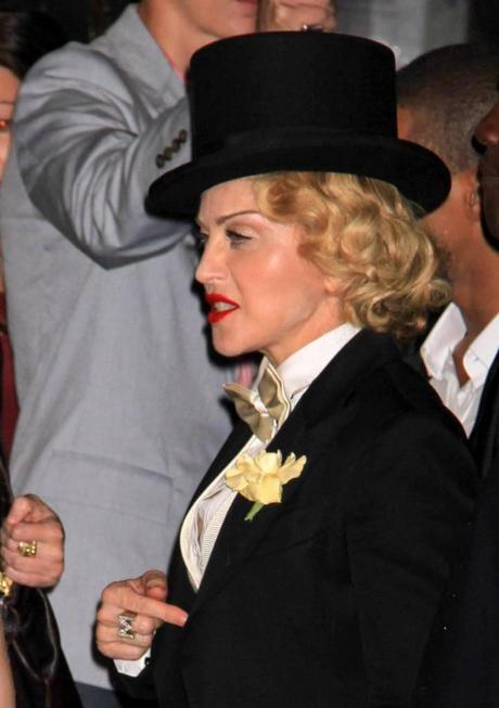 New York, Madonna con la tuba: l'omaggio a Marlene Dietrich 02