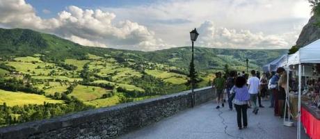 Pennabilli, Artisti in Piazza in uno Scenario Magico