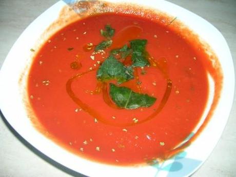 Condite la salsa di pomodoro con sale, origano, olio e qualche fogliolina di basilico.