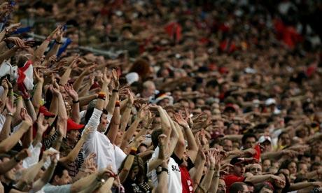 L'ola da stadio delle api giganti