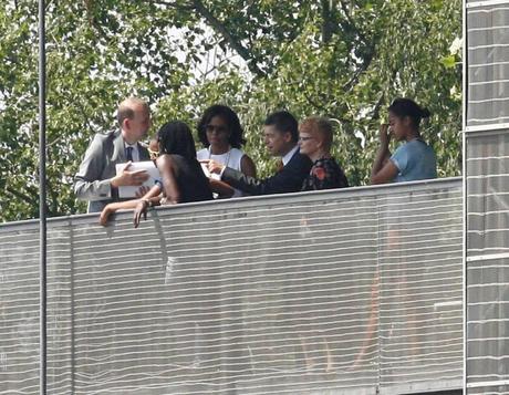 Michelle Obama insieme alle figlie Malia e Sasha visitano il muro di Berlino e l'Holocaust Mermorial