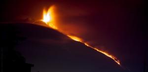 L'Etna in eruzione Foto Roberto Zingales, licenza CC BY