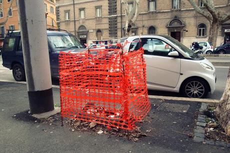 A ROMA C'E' UN SETTORE IN ESPANSIONE CHE NON CONOSCE CRISI: QUELLO DELL'ARTE CONTEMPORANEA. UN IGNOTO ARTISTA DI STRADA STA RIEMPIENDO ROMA DI POLLAI.