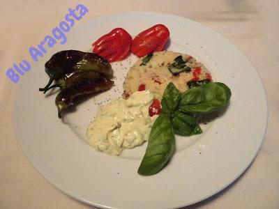 Cupola di cous cous con salsa allo yogurt e curry