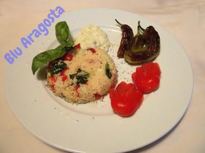 Cupola di cous cous con salsa allo yogurt e curry