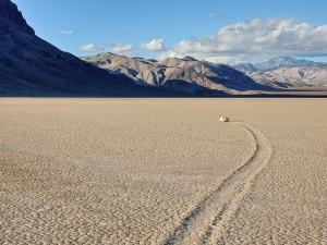 Scoperto il mistero delle pietre che si muovono a Racetrack Playa: la valle della morte