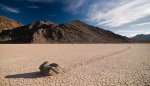 Scoperto il mistero delle pietre che si muovono a Racetrack Playa: la valle della morte