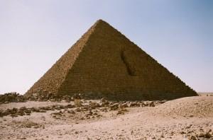 Dieta a base di carne per i 10.000 costruttori della piramide del Faraone Micerino, Giza