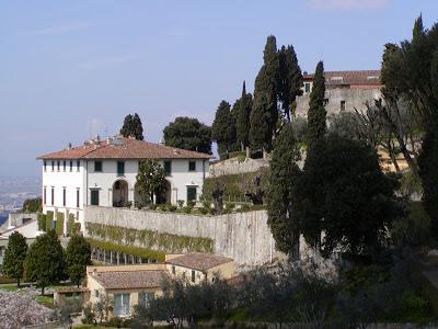 I pazzi sognatori dell'Unesco. Dopo l'Etna, dodici ville medicee e i Giardini di Boboli nel patrimonio culturale dell'umanità. Non sanno mica che per gli italiani è una iattura!