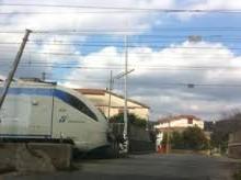 Passignano Sfonda un passaggio a livello mentre passa il treno.