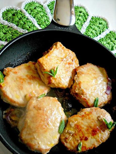 Tasche di maiale con feta, olive nere e menta