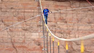 APTOPIXWallendaGrandCanyonJPEG 0a1e5 1372047473 k01G U101037509035509ID 330x185@LaStampa.it  Nik Wallenda, limpresa folle di attraversare il Grand Canyon con una fune [Video]