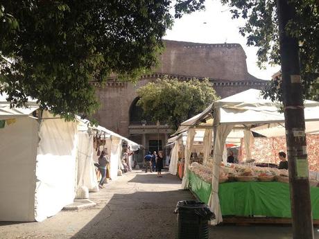 Via Vittorio Emanuele Orlando, autentica emergenza urbanistica: il suq sotto il Grand Hotel, il Planetario e le Terme di Diocleziano sta diventando fisso