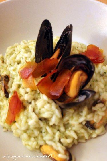 Risotto al pesto di zucchine con cozze e bottarga