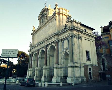 QUANDO L'ARREDO URBANO INESISTENTE E/O SBAGLIATO PUO' GENERARE EQUIVOCI NELLE MENTI DEI ROMANI NON CIVILIZZATI: LA MAGHINA IN SOSTA PROPRIO DAVANTI ALLA MARTORIATA FONTANA DELL'ACQUA PAOLA!