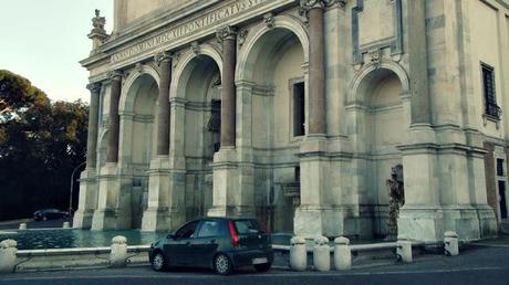 QUANDO L'ARREDO URBANO INESISTENTE E/O SBAGLIATO PUO' GENERARE EQUIVOCI NELLE MENTI DEI ROMANI NON CIVILIZZATI: LA MAGHINA IN SOSTA PROPRIO DAVANTI ALLA MARTORIATA FONTANA DELL'ACQUA PAOLA!