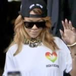 Rihanna con la foglia di marijuana stampata sulla maglietta