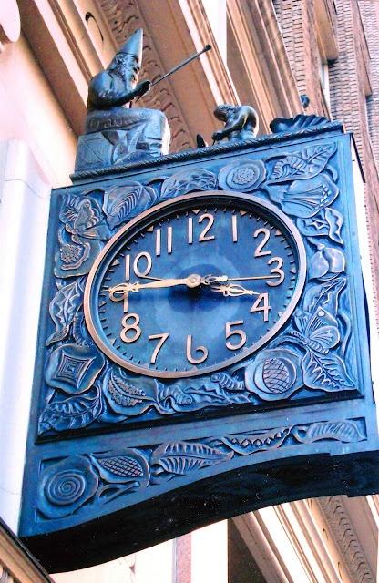 Conosciuto arrivato L'Orologio della Seta, il Lavoro e Stato prodotto Nel 1926 da Seth Thomas.  470 Park Avenue South, Manhattan.